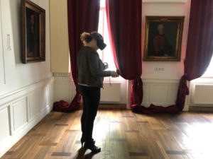 Eva M. mit VR-Brille bei virtueller Veranstaltung