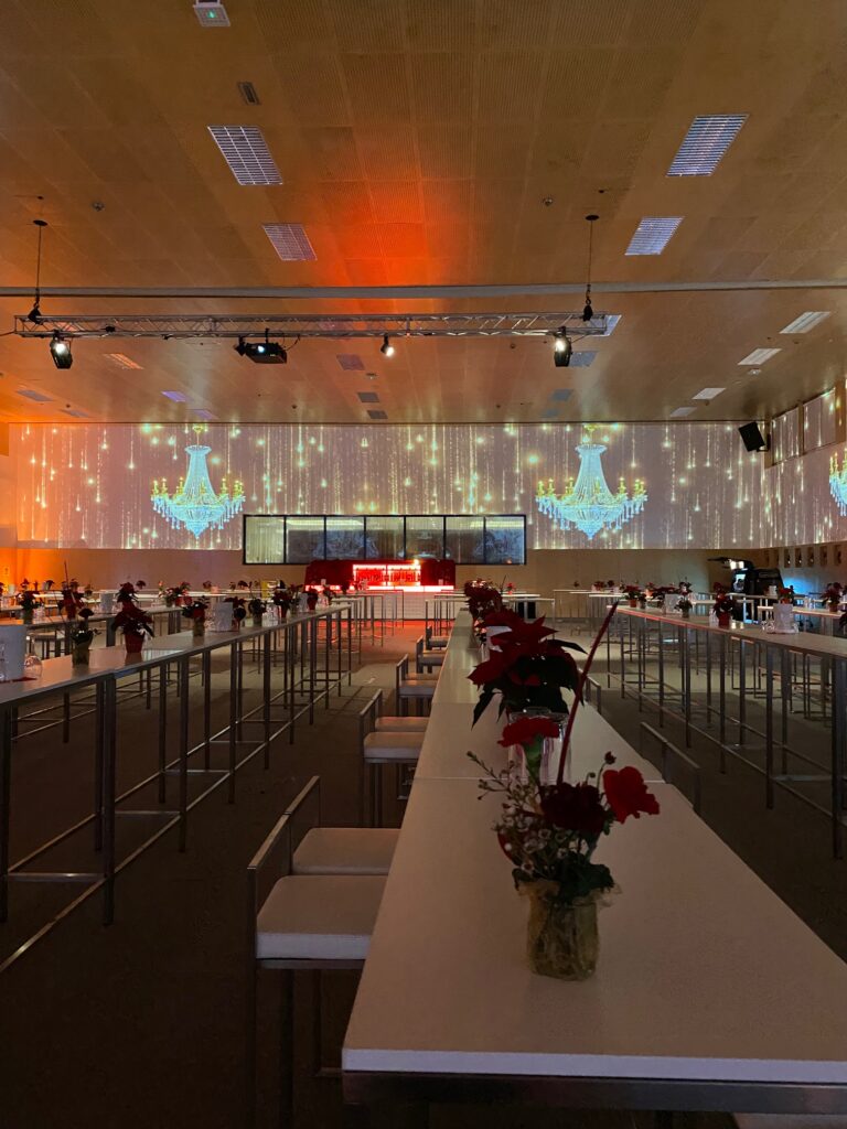 Projizierte Luster in einer Sporthalle - Weihnachtsfest