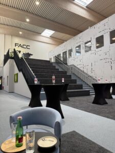 Finanzinstitut mit geladenen Gäste und Zeitgeist zu Gast bei FACC Akademie